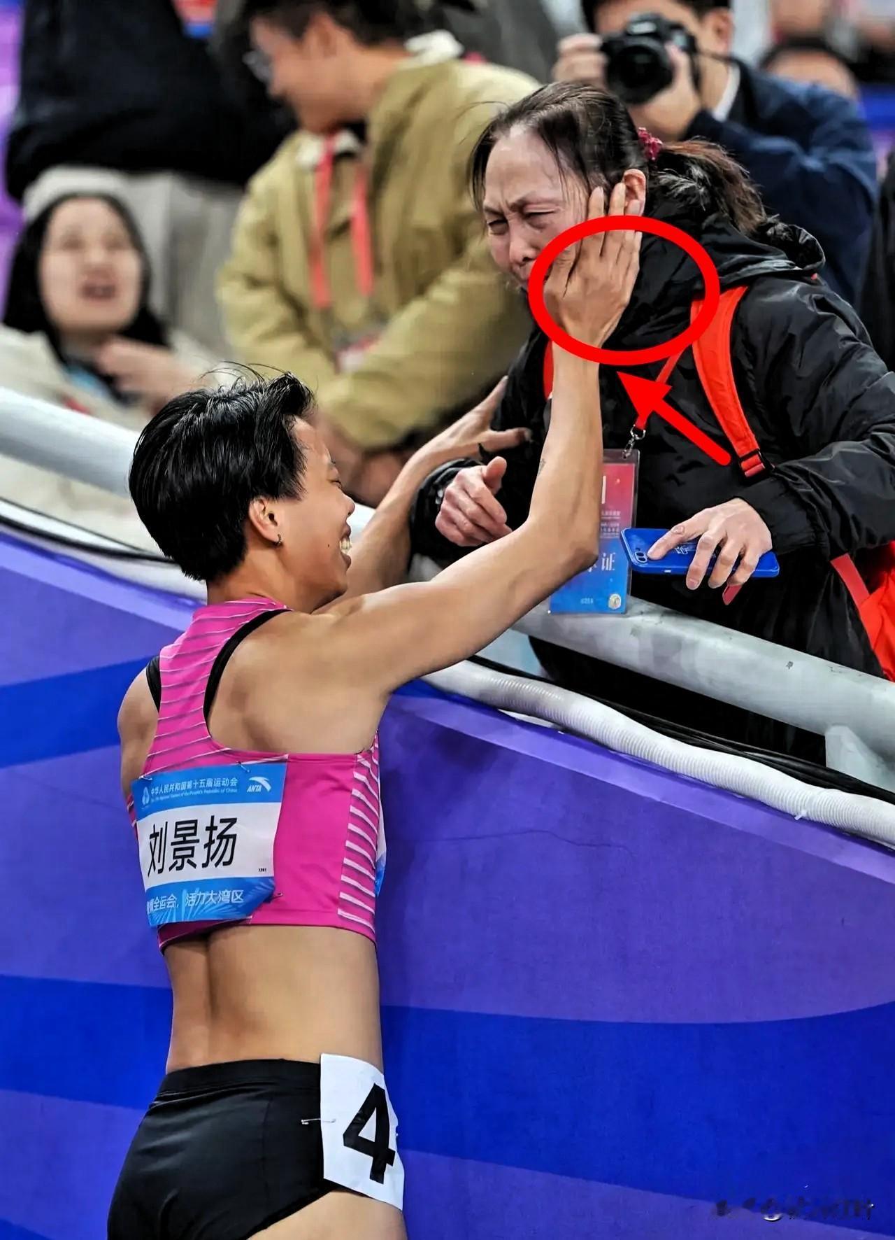 全运会女子100米跨栏刘景扬夺冠后，有个细节不得不说
 
冲线后，刘景扬没有立刻