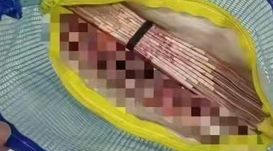 杭州，17岁女生在公厕发现一个文件袋，打开后大吃一惊，里面居然有大量现金！但小姑