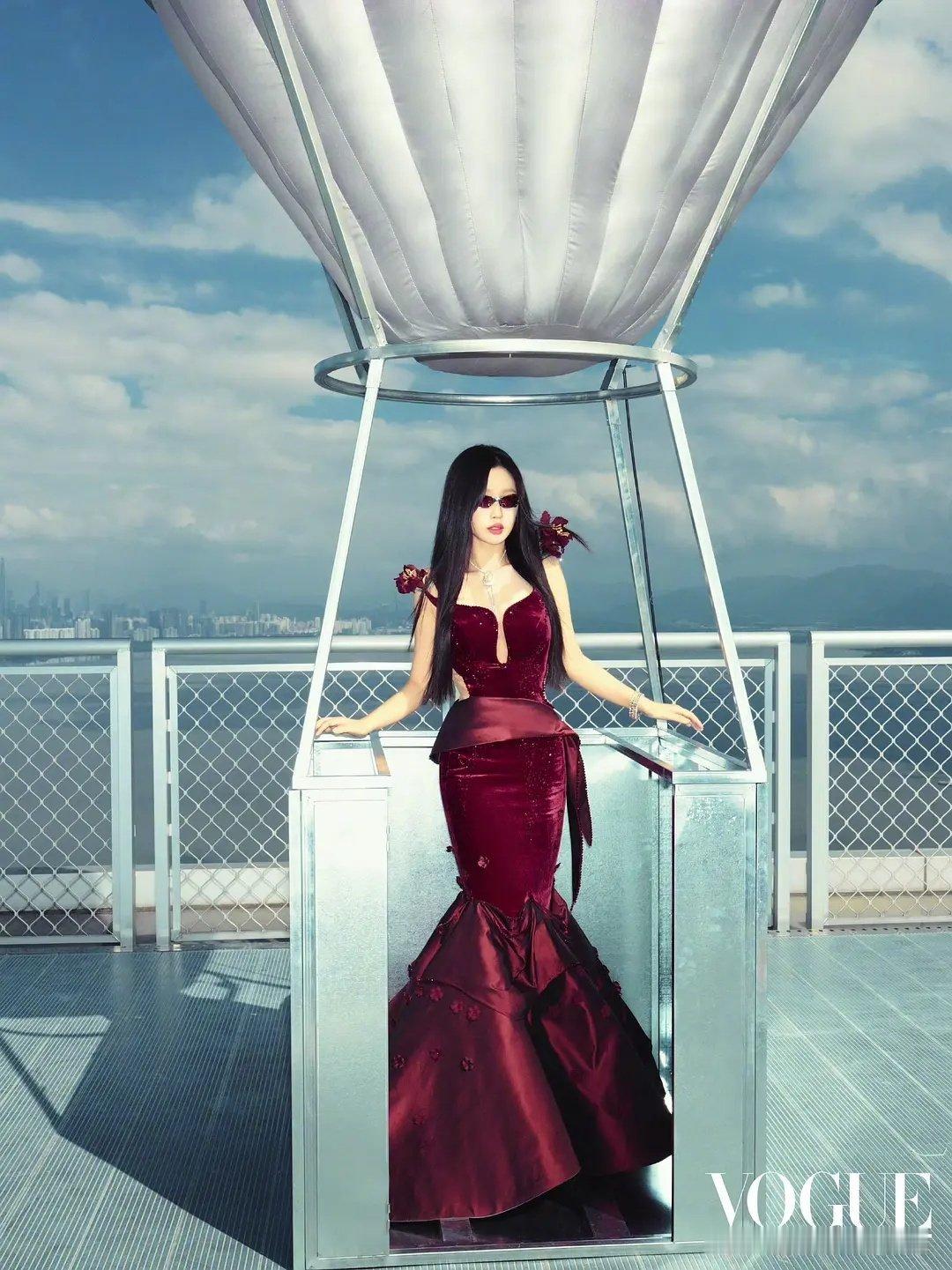 虞书欣和陈都灵这造型像 拍照风格也像 ​​​