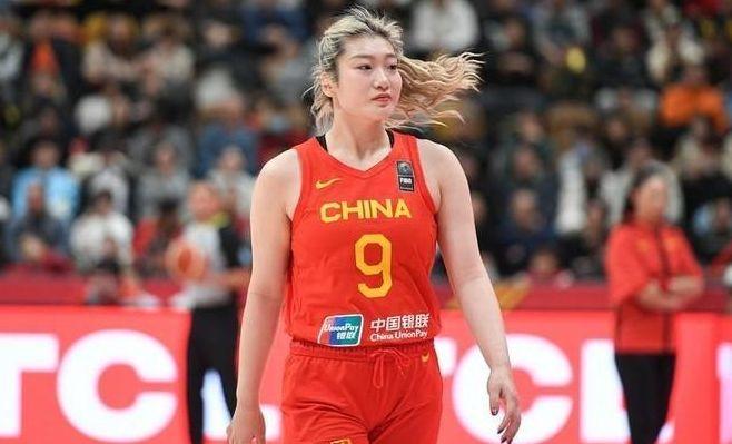 李梦肯定是中国女篮这一时段最好的球员啦！
著名篮球评论员在一期访谈节目中谈到李梦