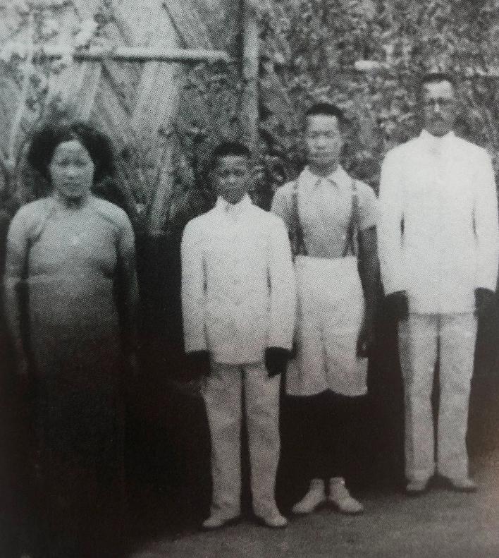 1937年，陈明仁与妻子谢芳如、长子陈扬钊（右二）和次子陈扬铨（右三）在南京鼓楼