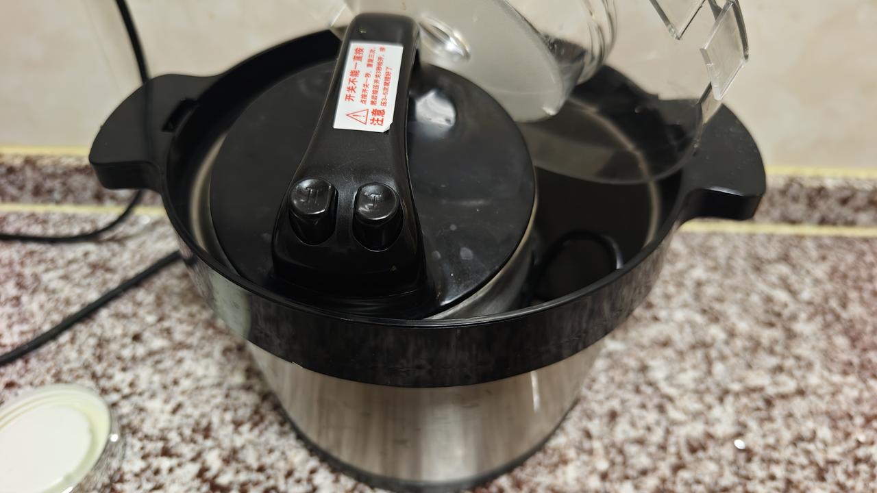 今天网购的绞肉机到了，去旁边新开的生鲜买五花肉七块八一斤，净肉居然才五块八一斤，