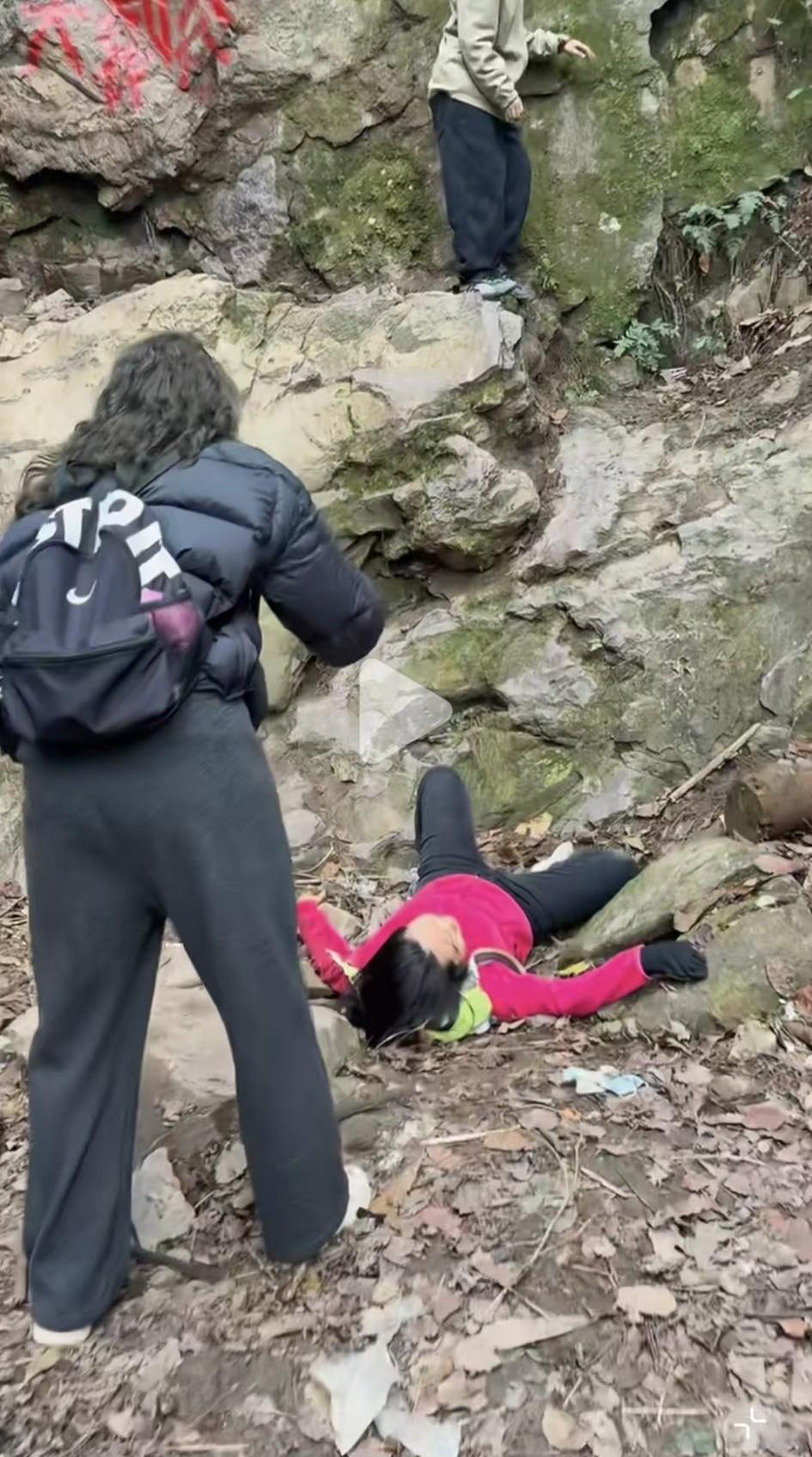 周六重庆南岸南山大裂谷一中年女子攀岩失败，摔下后哀嚎不断，看样子摔得不轻。
视频