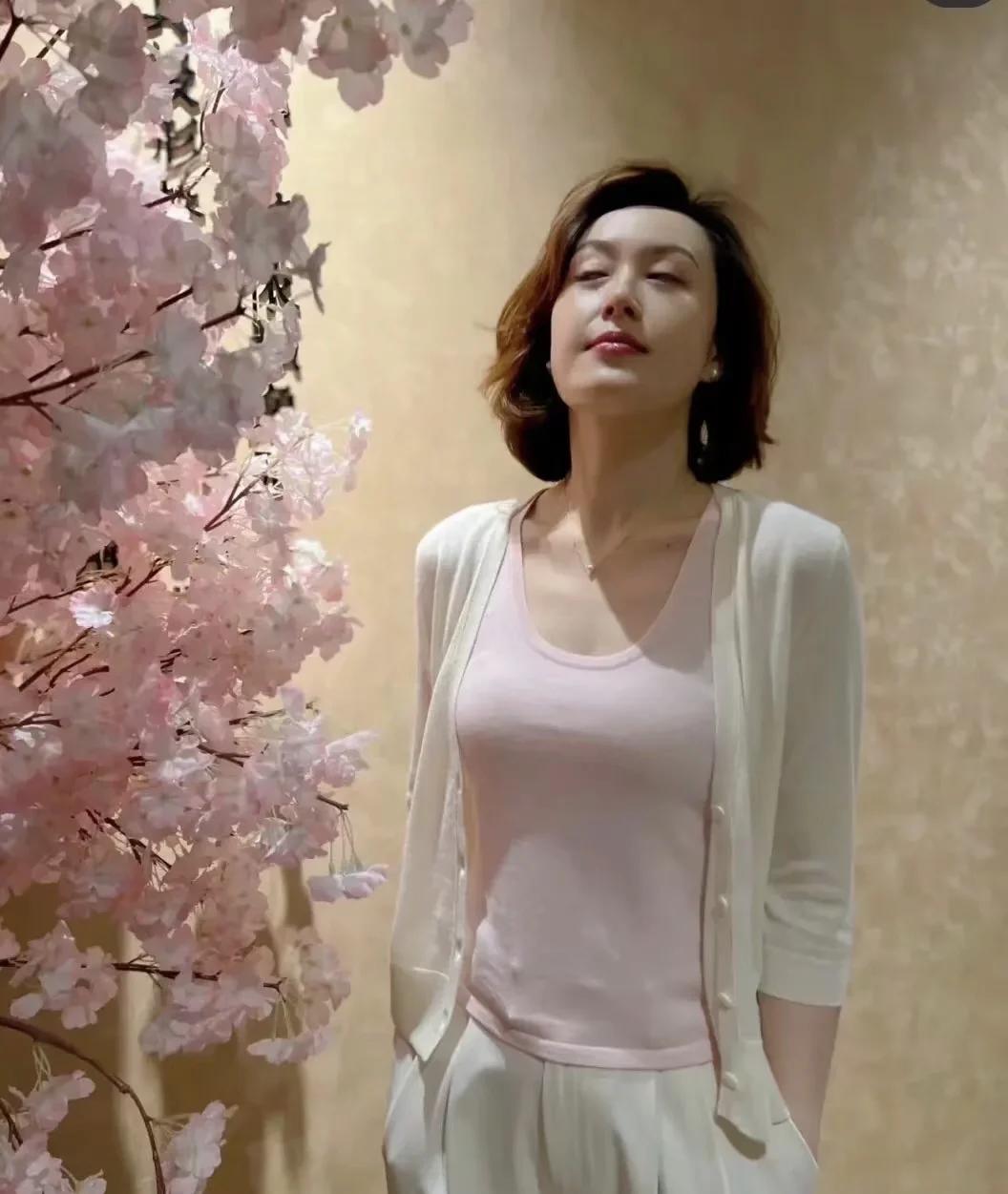 二十岁的脸是天生的，三十岁的脸是生活雕刻的，但五十岁的脸，是你自己选择的。