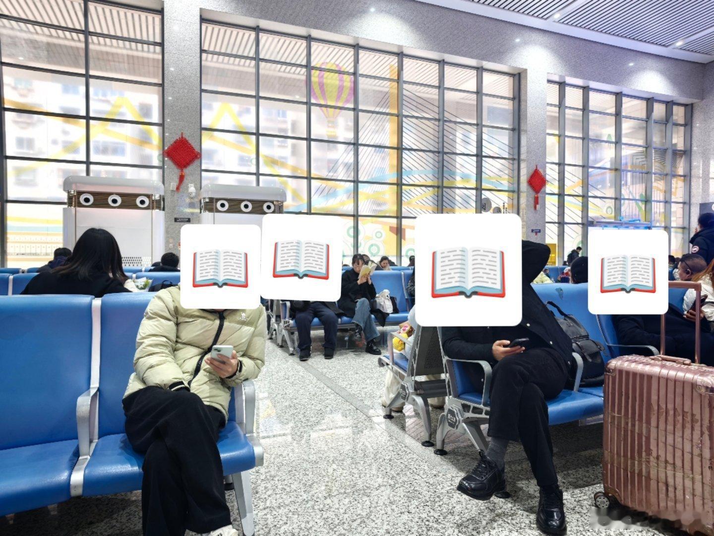 还有我和一个陌生女孩在看纸质书 