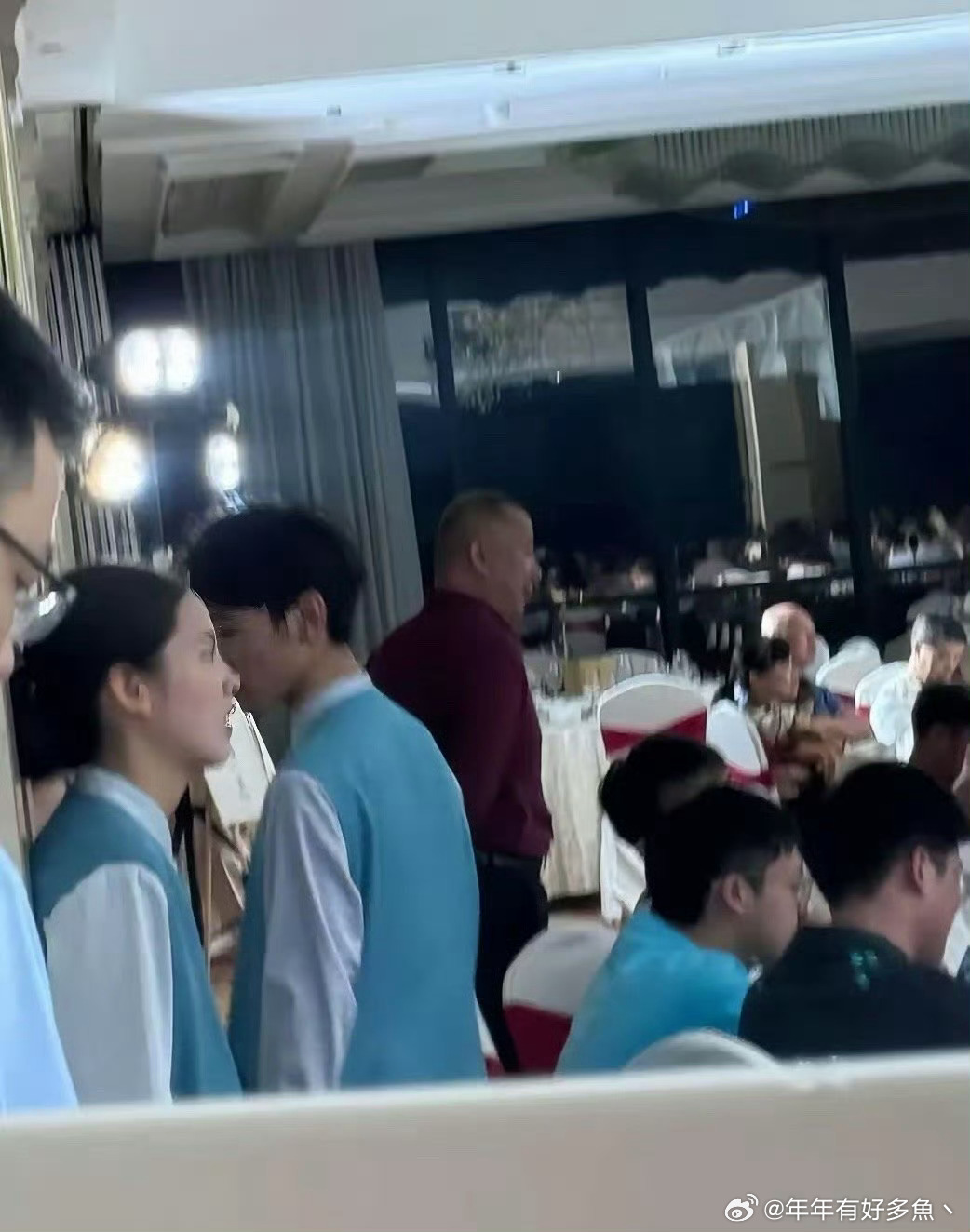 谁能预料到，这个服务员，将来会成为一个大明星 