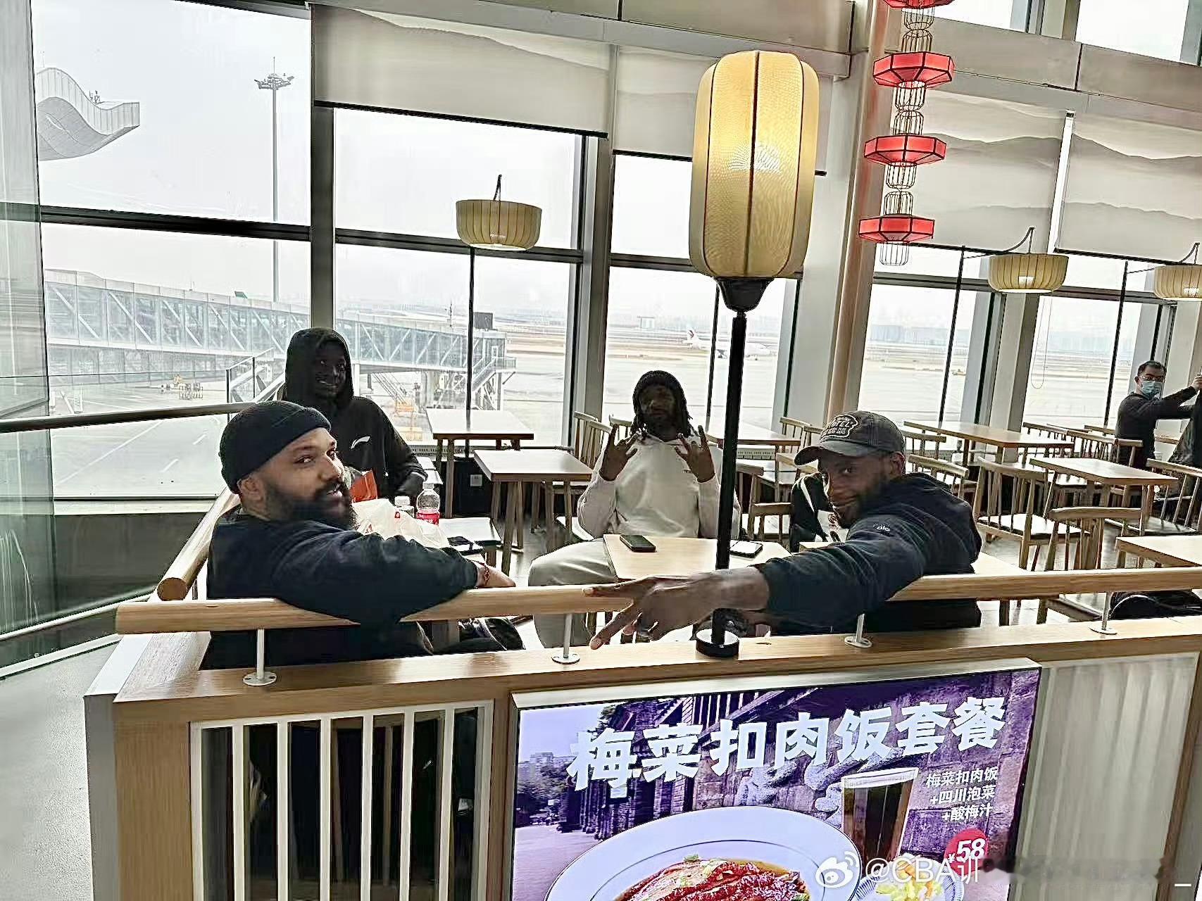 辽宁队早上七点多从沈阳酒店出发晚上七点多才抵达新疆队安排的酒店[作揖]辛苦辛苦 