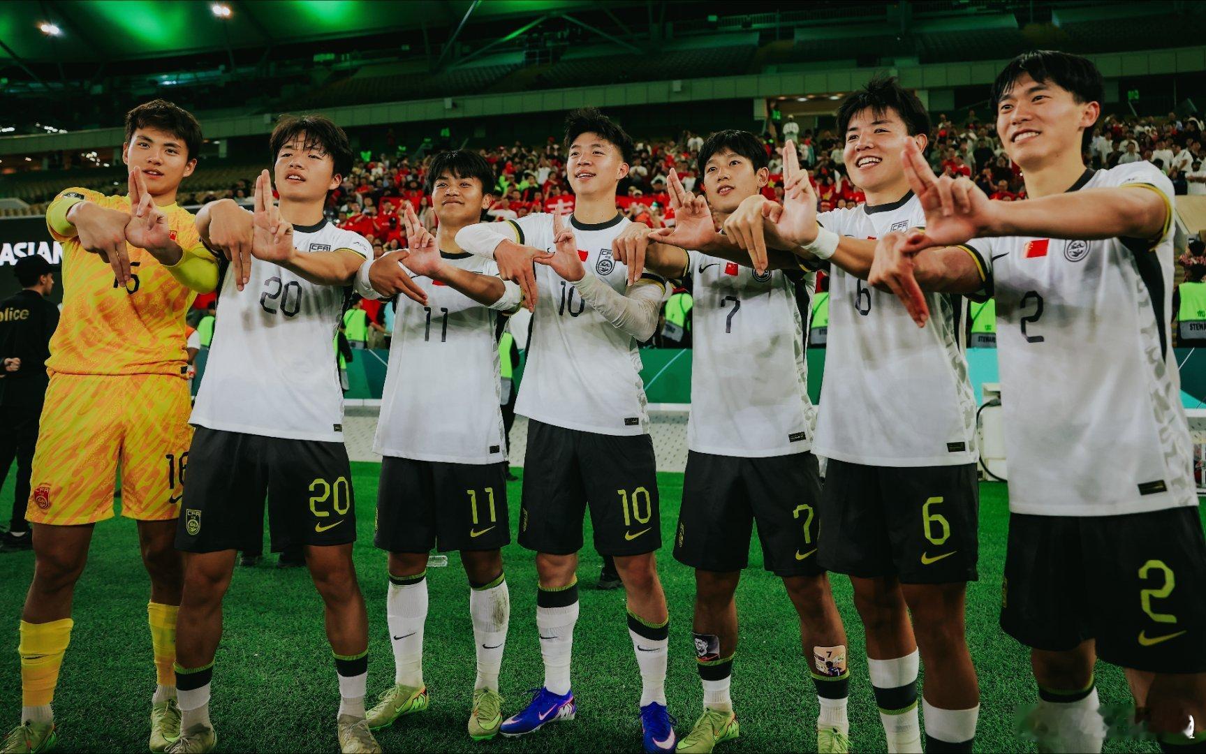 跟小青年学到东西了，好奇闯进U23亚洲杯决赛后球员们这个手势的含义，就去搜索了一