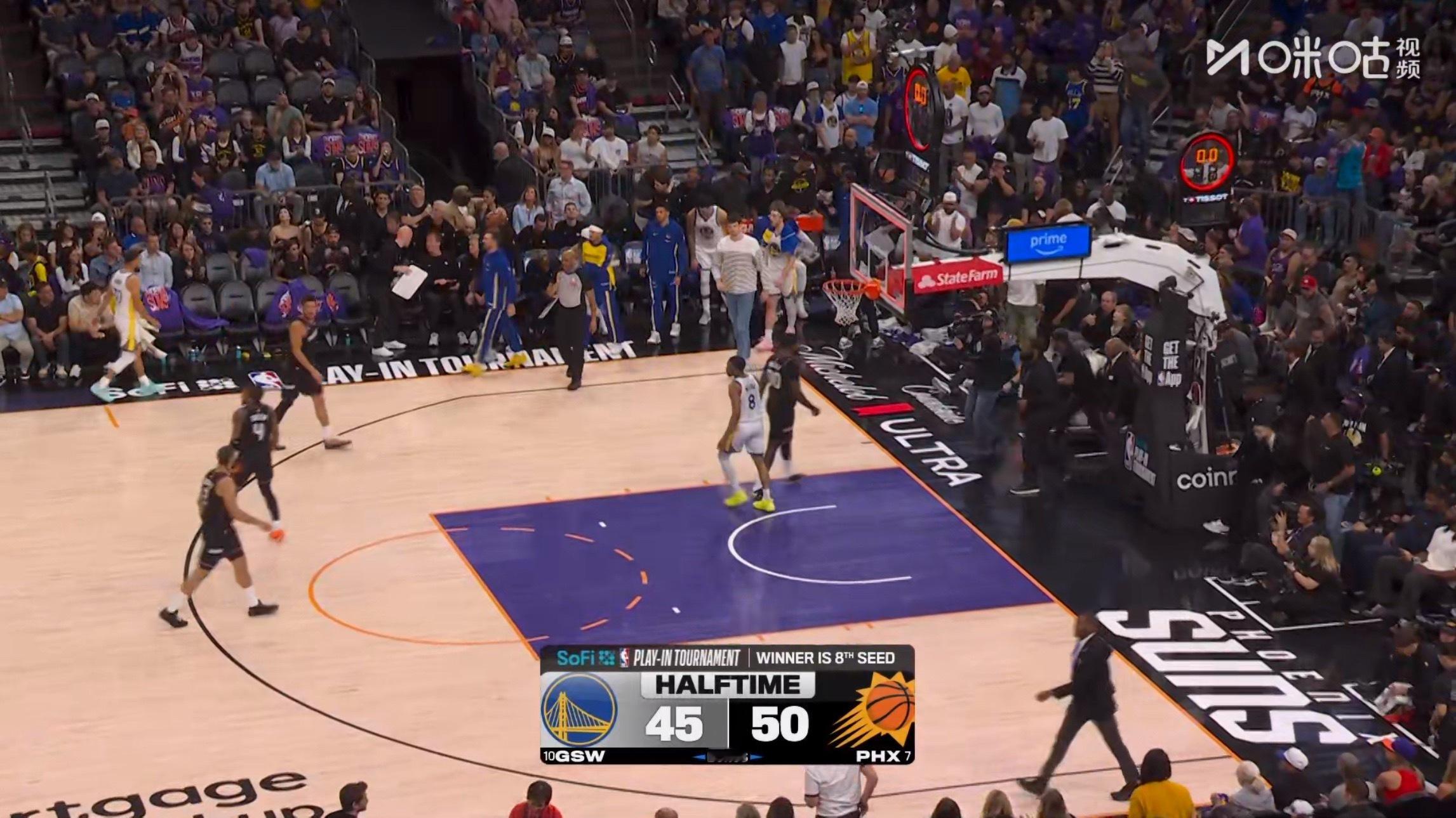 半场结束，太阳50-45勇士。风雪哥11分，布克9分，狄龙8分，伯杰12分，库里
