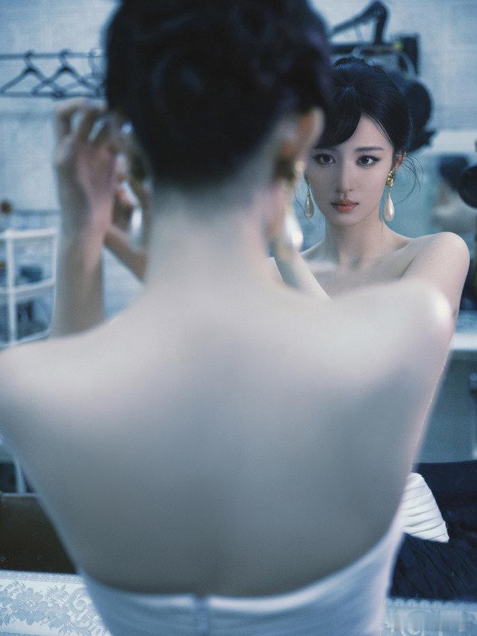 王楚然高端颜值往往采用朴素妆造王楚然这组造型简直完美自然的眉眼神采，经典黑长直发