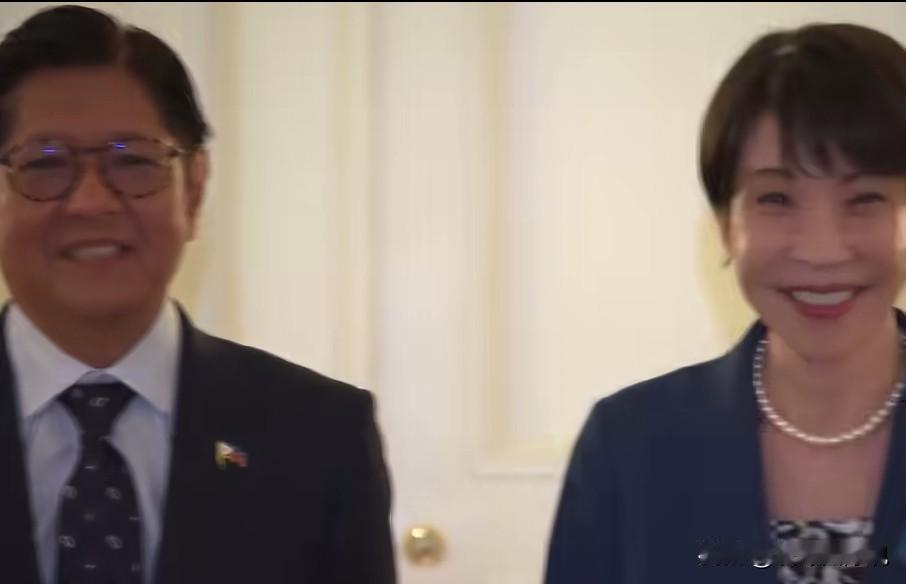 小马科斯戴新配的眼镜，全新衣服，看来他老先生有钱啊。

据菲律宾官方证实，他在公