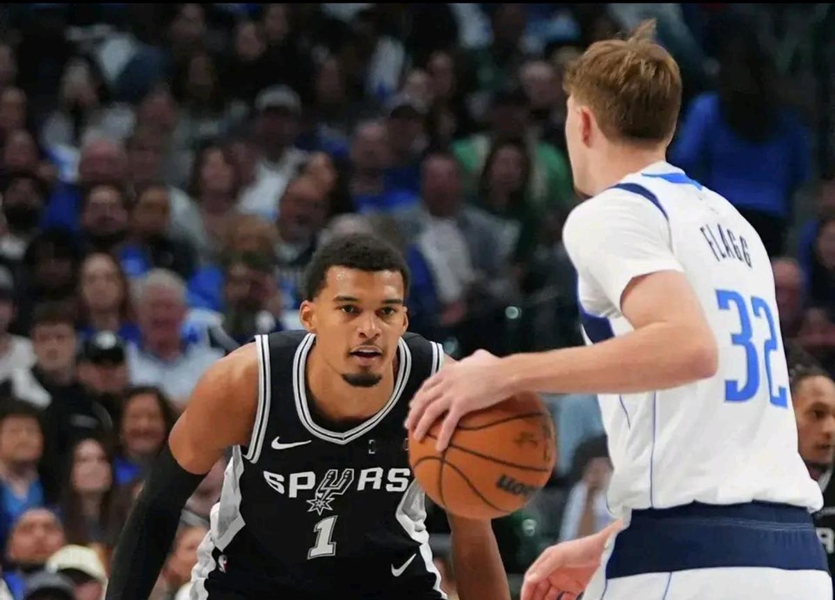 马刺这支球队，人多得像赶集，可真能打的没几个。
锋线挤成停车场，五个人抢九十六分