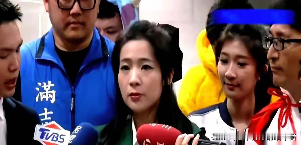 拿真心对真心？别傻了！
你拿自己的真心去对待对方，他却把你当成
往上爬的垫脚石。