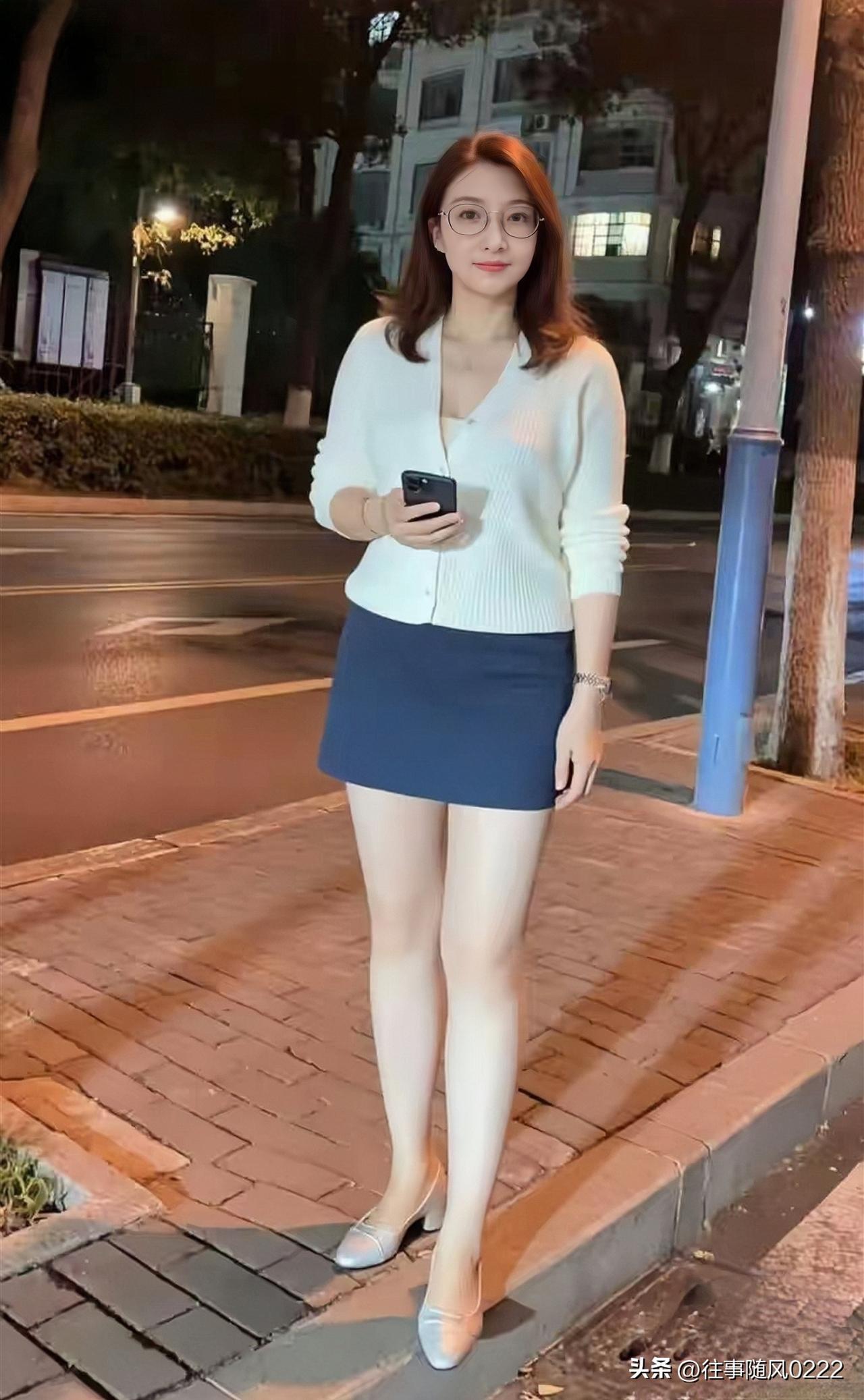 夜晚街头的优雅穿搭，白色毛衣+蓝色短裙，气质满分