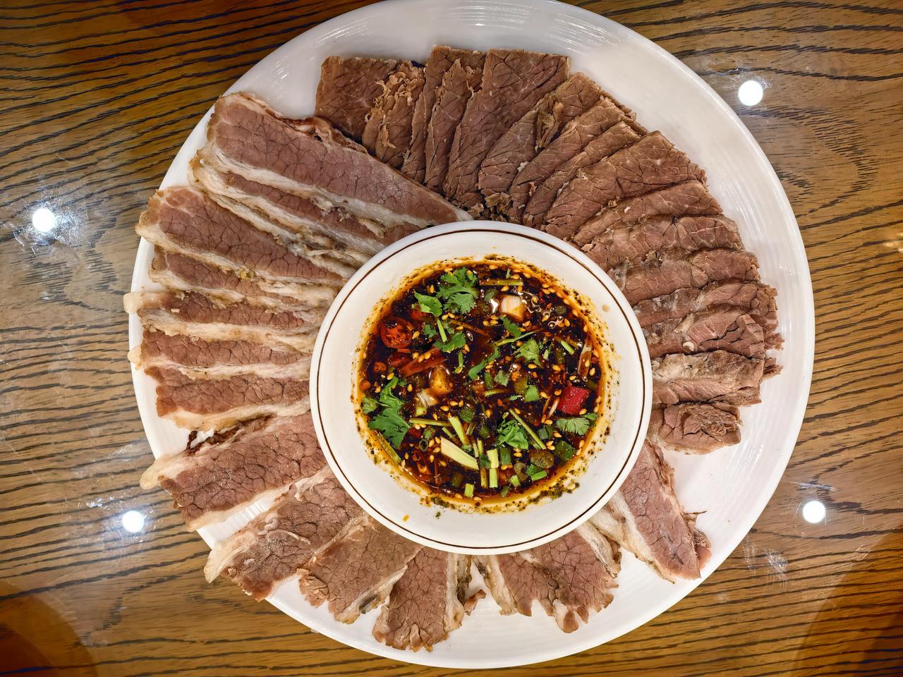 分享生活中美食街边清真小吃店，菜鲜味美，定价合理，点赞👍