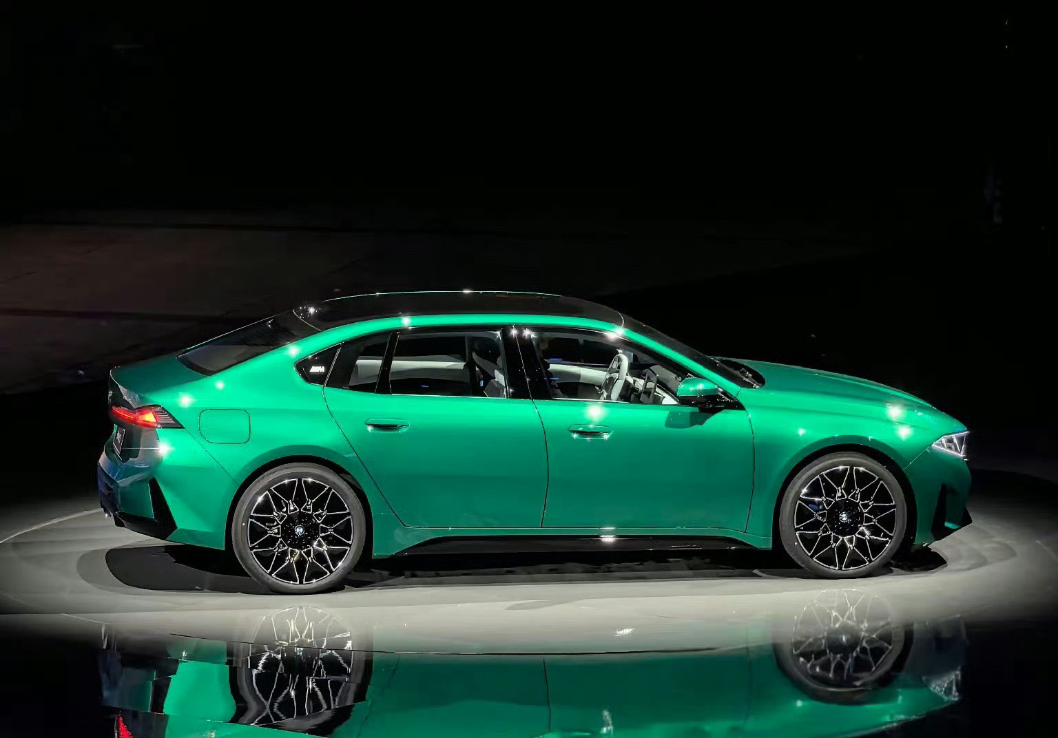 感觉 i3 长轴距版比标轴侧面协调一些。 