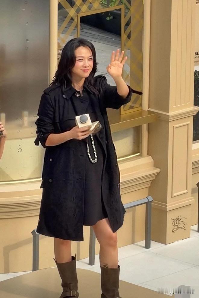 疑似汤唯怀二胎

网友：其腹部曲线清晰可见，与白宫美女发言人的肚子有得一拼

 