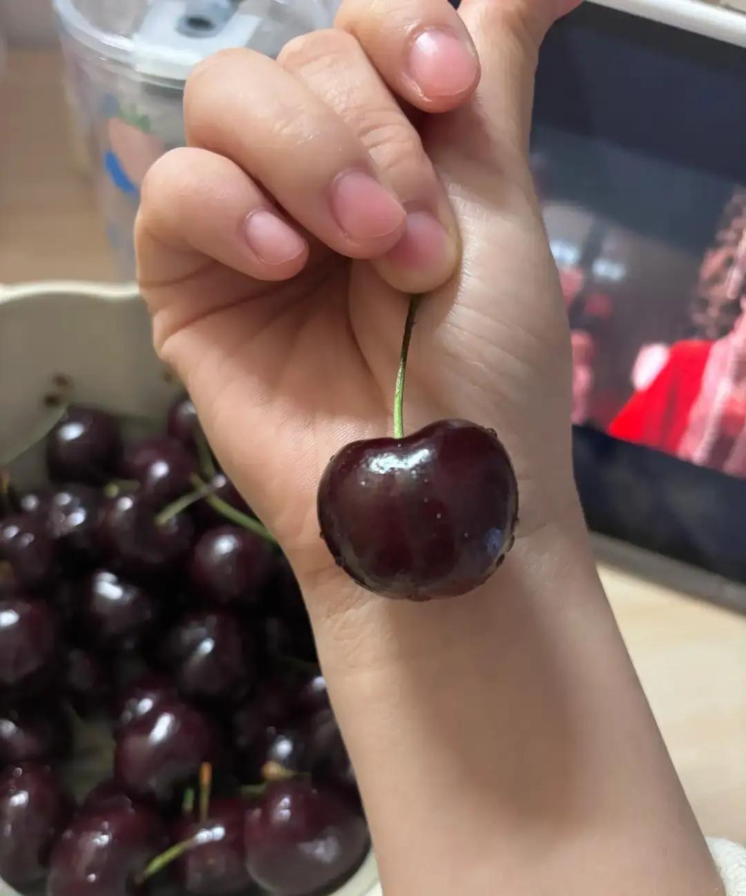 林溪心理笔记说，女人一旦开始防你，暧昧就从甜味变成考题。

她把手机倒扣，聊天框