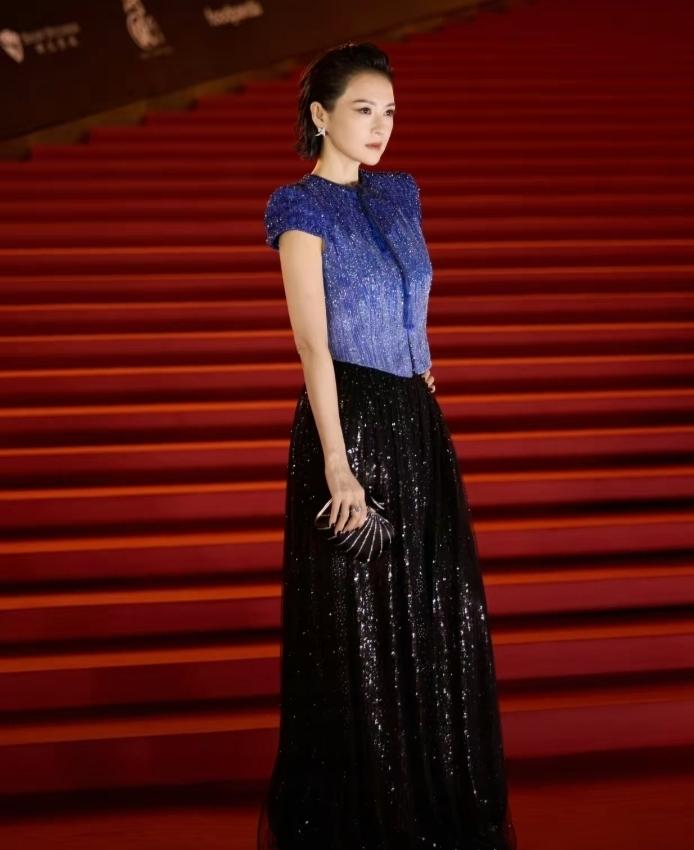 第44届香港电影金像奖红毯上，章子怡一亮相，镜头全追着她跑，一整个飒住全场，不愧