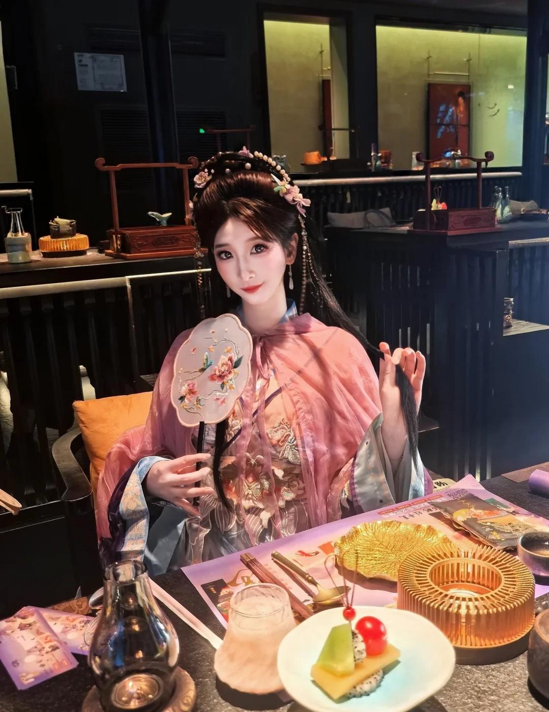 公主驾到~入宫赴一场国风盛宴✨
中秋十一还想不到去哪里？来浦东直接解锁穿越级国风