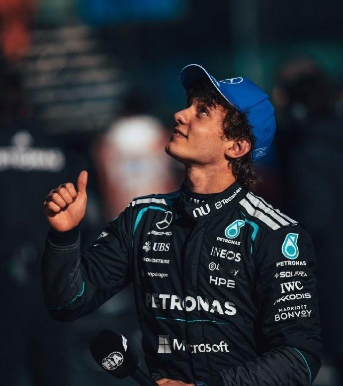 19岁小Kimi拿到正赛分站冠军，真是稳。
记住这个稚嫩的面孔吧，未来肯定是领奖