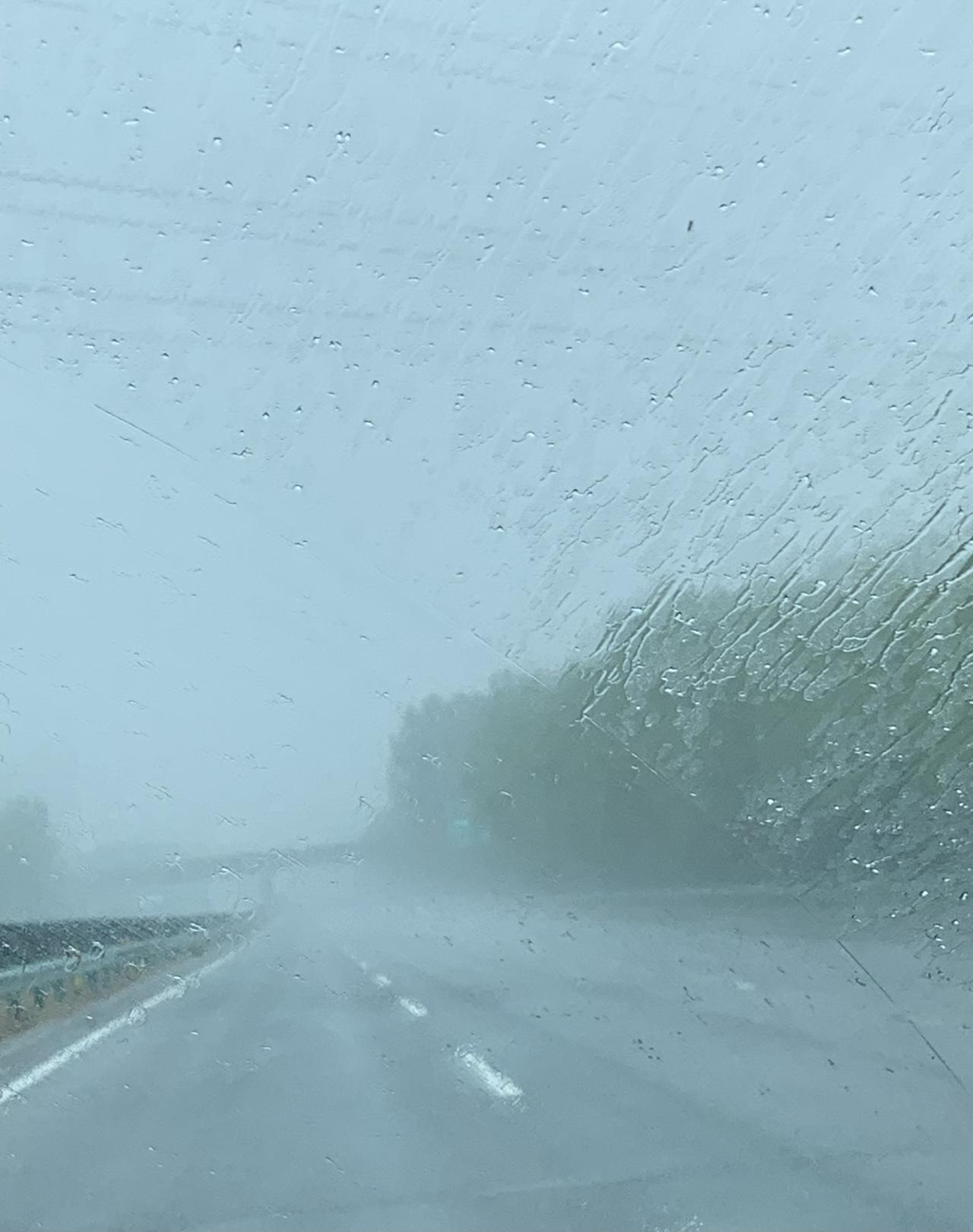 今天跟儿子一块来北京，这边雨下的特别大，二环以内禁止外地车进入，准备找个停车场每