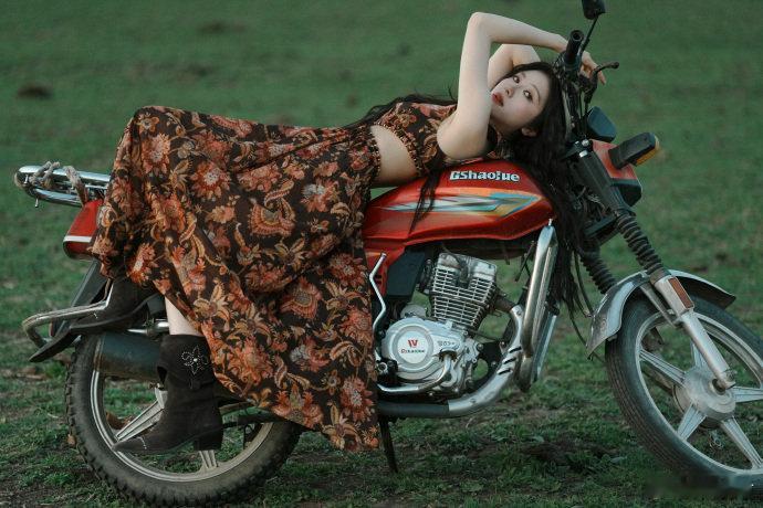 李兰迪彻底放开了！风格大变酷飒拉满，露背造型气场全开，后背曲线又A又辣，姐系魅力