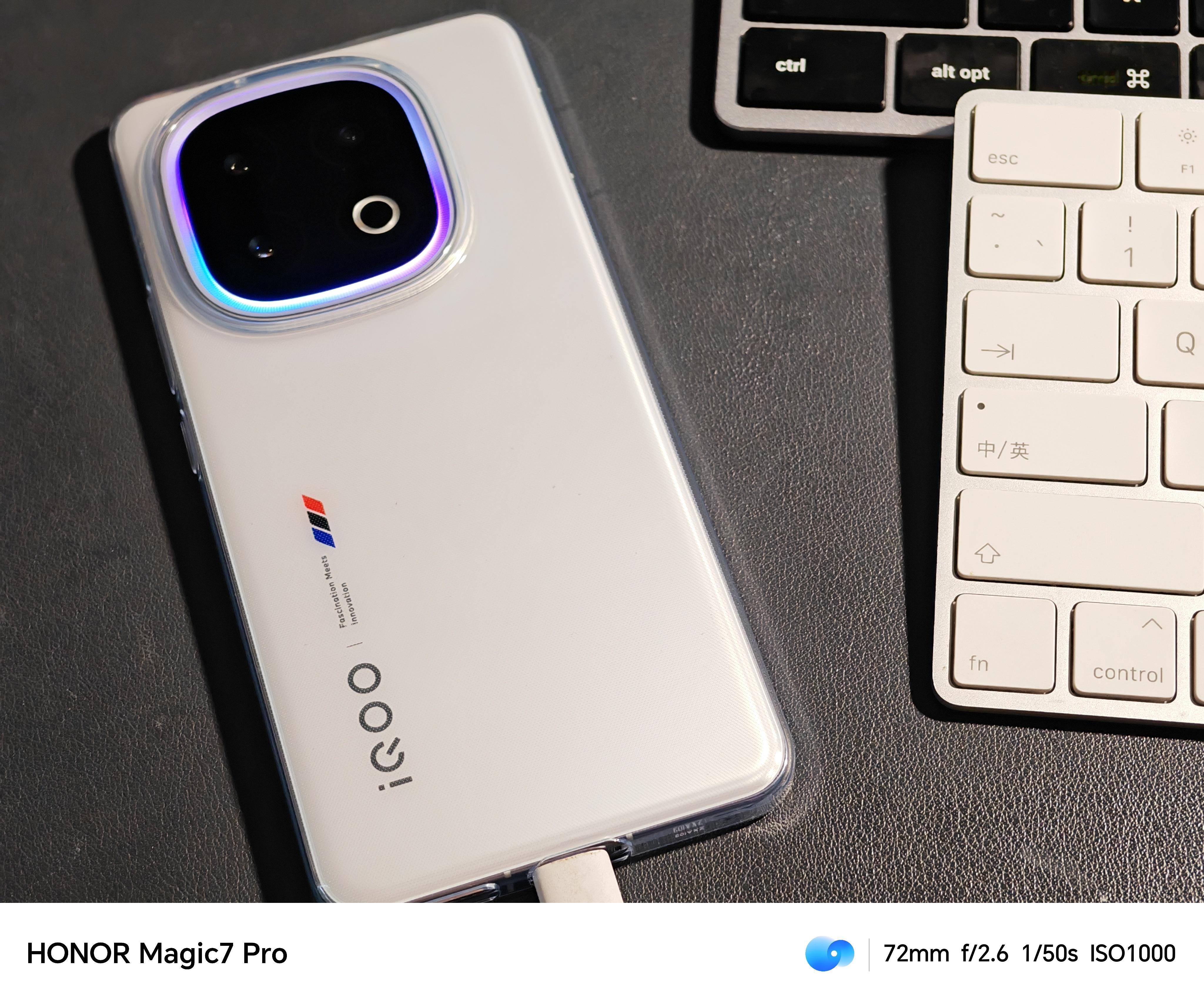 iQOO 13这个镜头模组光效真帅，机身背部不再单调，高级感提升很多，也增强了产