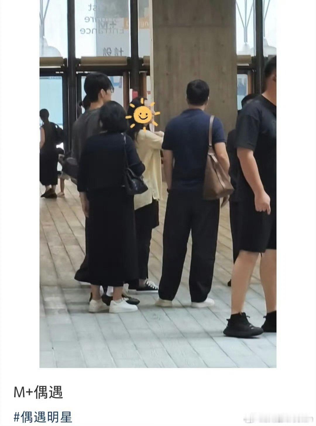香港偶遇肖战和父母逛街肖战和父母一起去的香港卧槽!!!肖战和父母一起去的香港