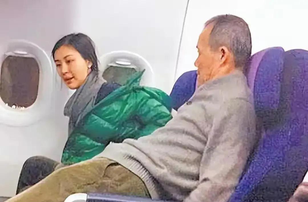 王石坐经济舱全程腰背笔直像把尺子，田朴珺靠窗睡得东倒西歪。
三小时航程，他双手放