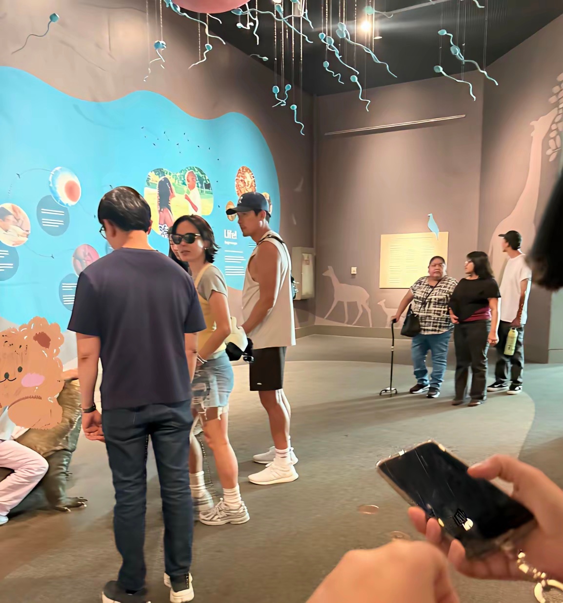 网友美国偶遇孙艺珍玄彬夫妇🎎两人带娃逛科学馆。就算是顶流大明星，暑假也是要溜娃