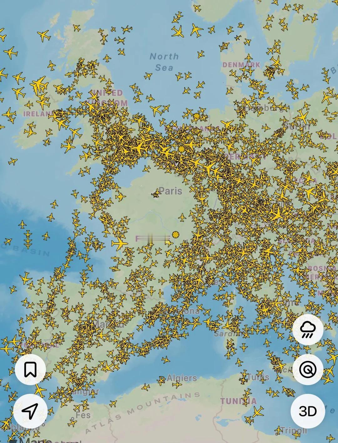 巴黎奥运会开幕式期间的法国领空，巴黎上空唯一的飞机是一架预警机#巴黎奥运会#

