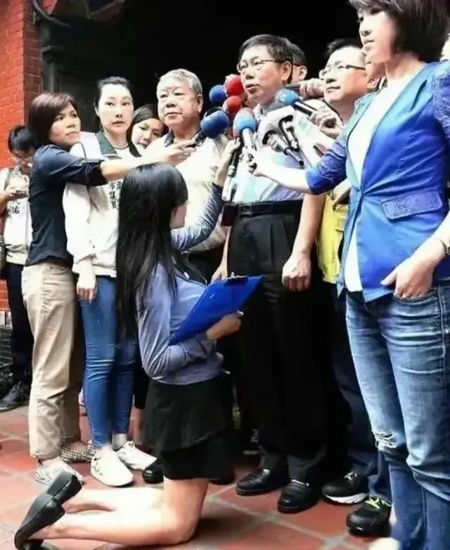 弯弯女记者的“专业精神”，以及为什么她们的膝盖会弄伤。 ​​​