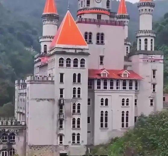 可惜了，上亿投资都付诸东流了。重新装修也得要个1亿元人民币吧《重庆霸下意城堡，耗