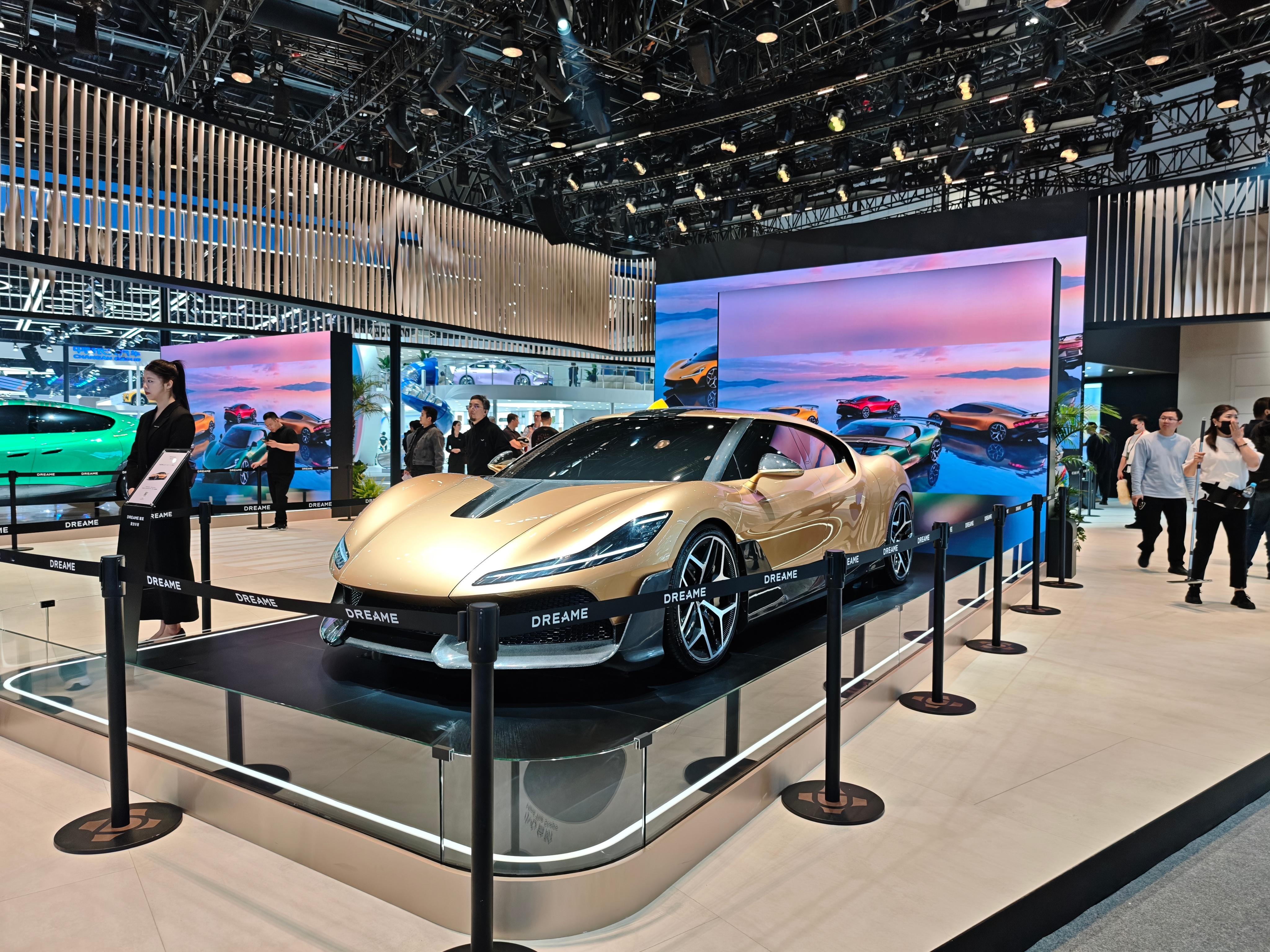 不知道为啥这些展车严禁你蹲下拍照2026北京车展 你一蹲，保安就过来，假装系鞋带