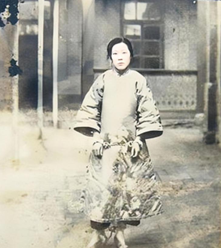 1925年，24岁的青楼女子张素贞正在接客。然而，当她开始为客人宽衣时，冰冷的枪