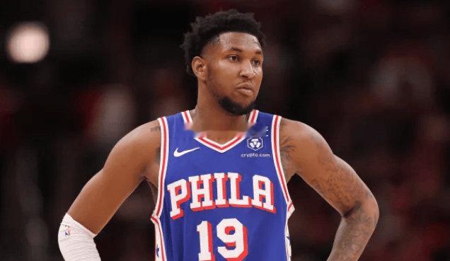 76人锋线新星贾斯汀-爱德华兹本赛季的状态实在是太不稳定了，神起来在面对凯尔特人