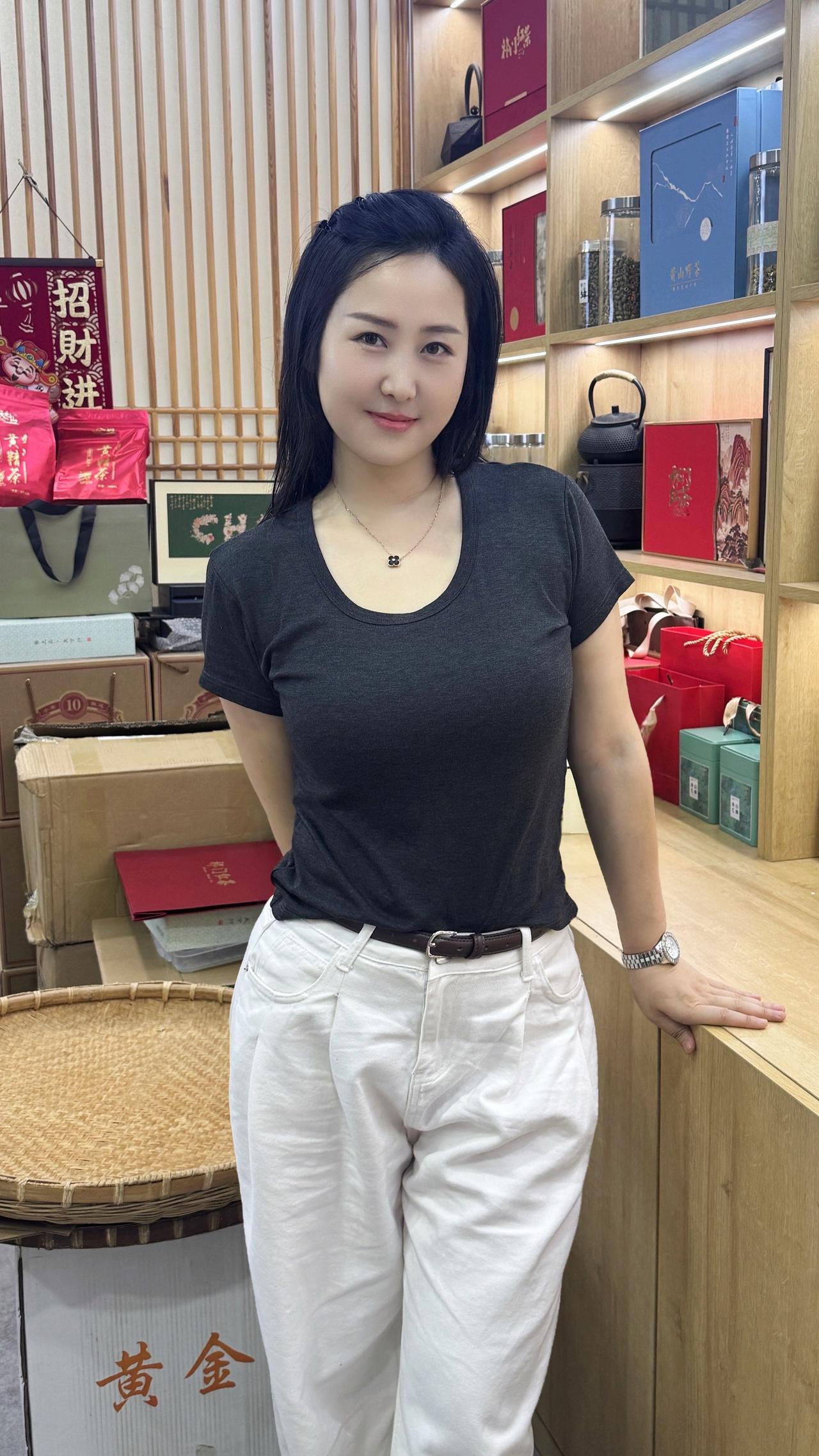 像向日葵般追逐阳光，心中有爱；处处皆是光明与温暖。