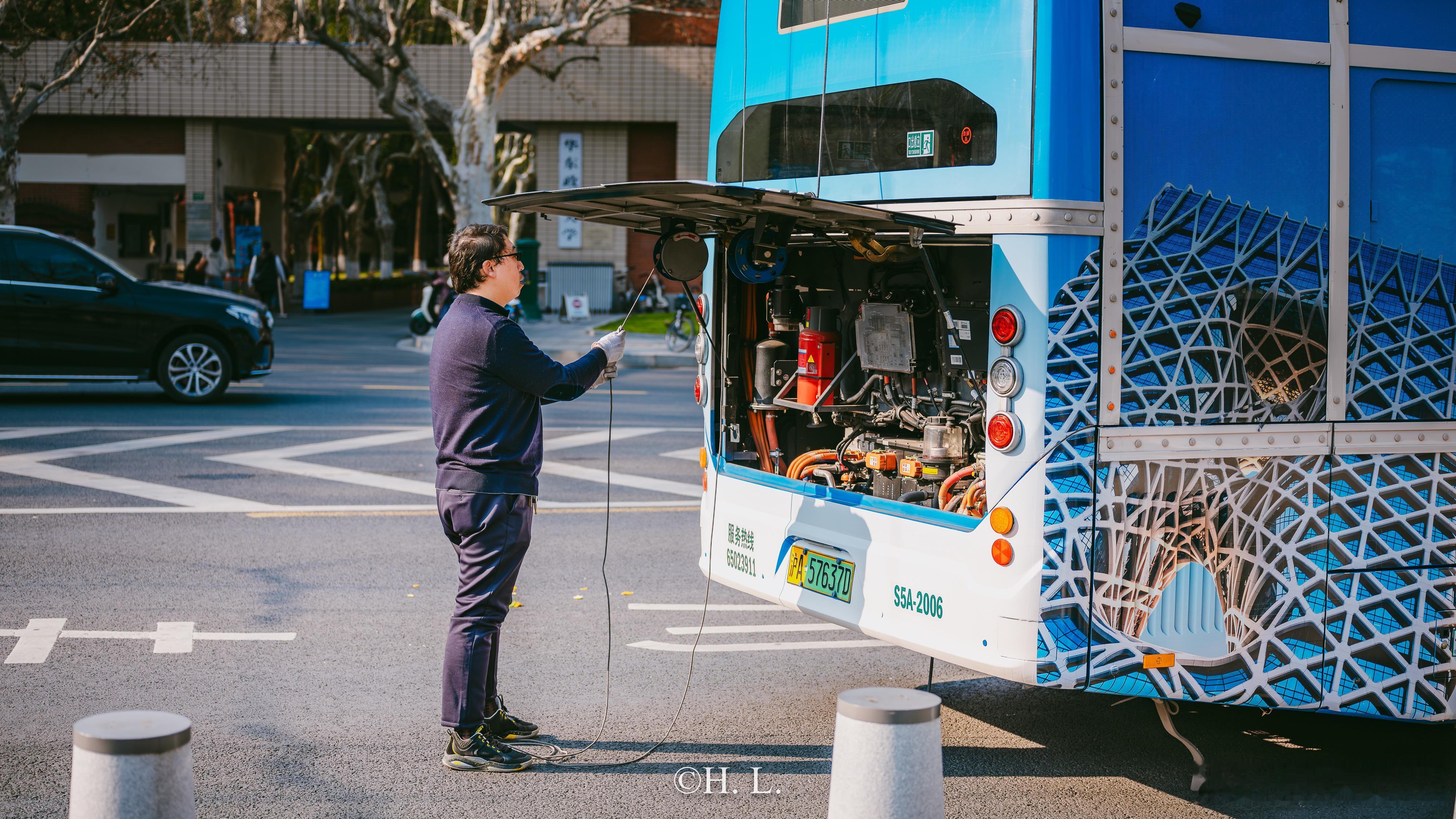 申沃无轨电车5129的隐藏式绳箱。一般用不太上，除非要整理绳线。 