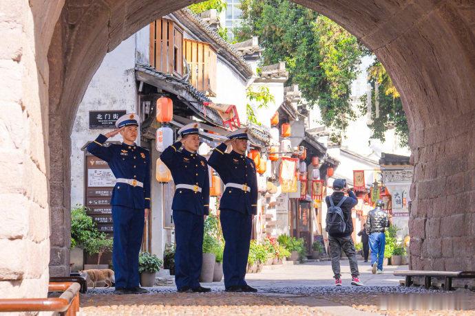 【消防员把安全织进古城烟火气里】12月2日，冬日衢州古城，“火焰蓝”巡逻在古巷间
