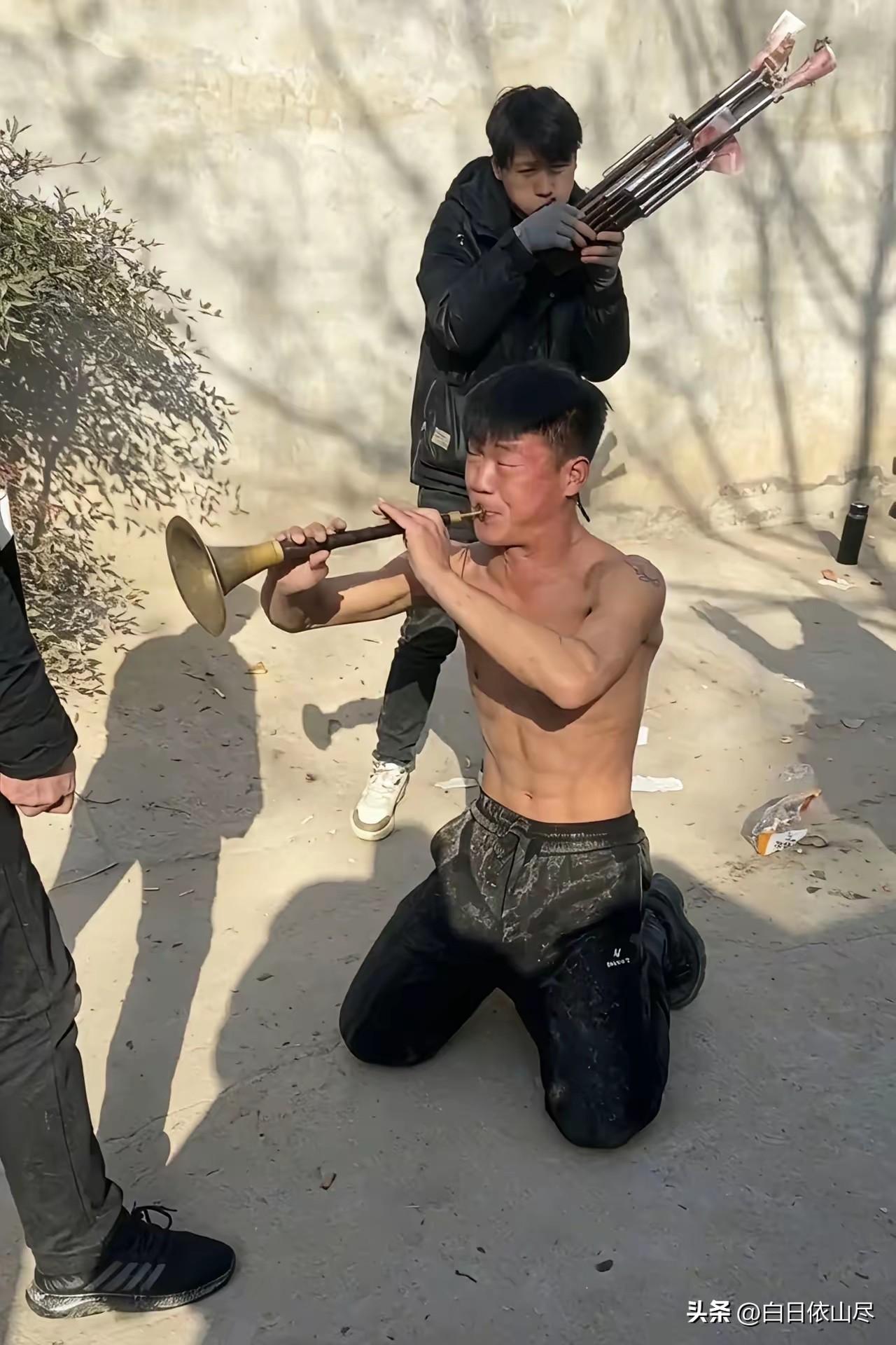 河南周口25岁唢呐手阿豪以吹白事唢呐为生，在一个送灵现场，他跪地对着主人吹了一半