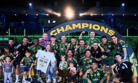 皮克创办的Kings League面临大规模裁员与停摆，这并非简单的运营挫折，而