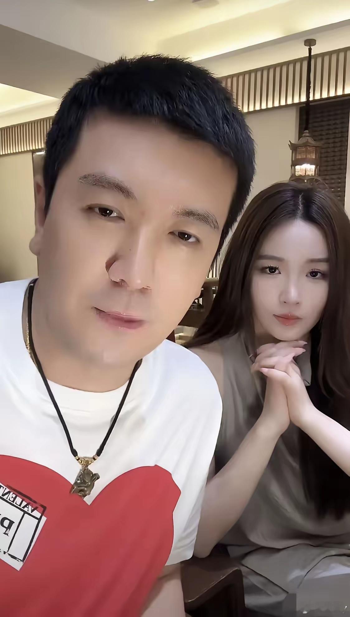 杨子！​新女友亮相直播间，长相与黄圣依有点像啊，但是感觉气质没有黄圣依好！​杨子