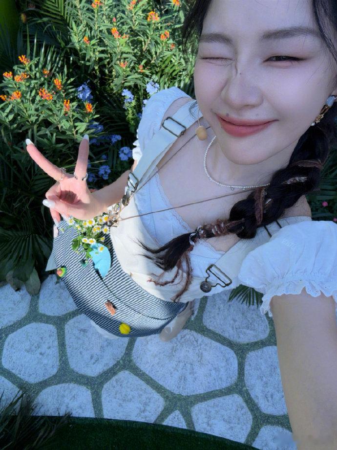 金靖早秋松弛感随拍以为金靖戴了朵绣球花 金靖的早秋随拍直接把松弛感拉满！侧边马尾