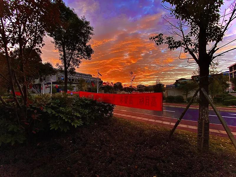 上联：落霞鸿运，吉星高照千山耀；
下联：晓日腾辉，瑞气长凝万里红。