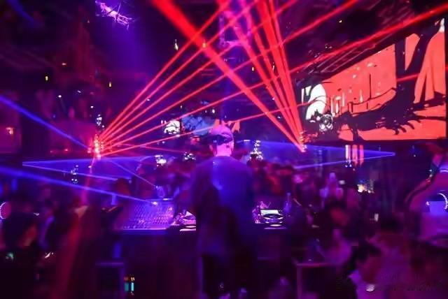 夜场里的霓虹总带着点晃眼的暧昧，尤其那些坐在角落的姑娘，不吵不闹，你说话时就静静