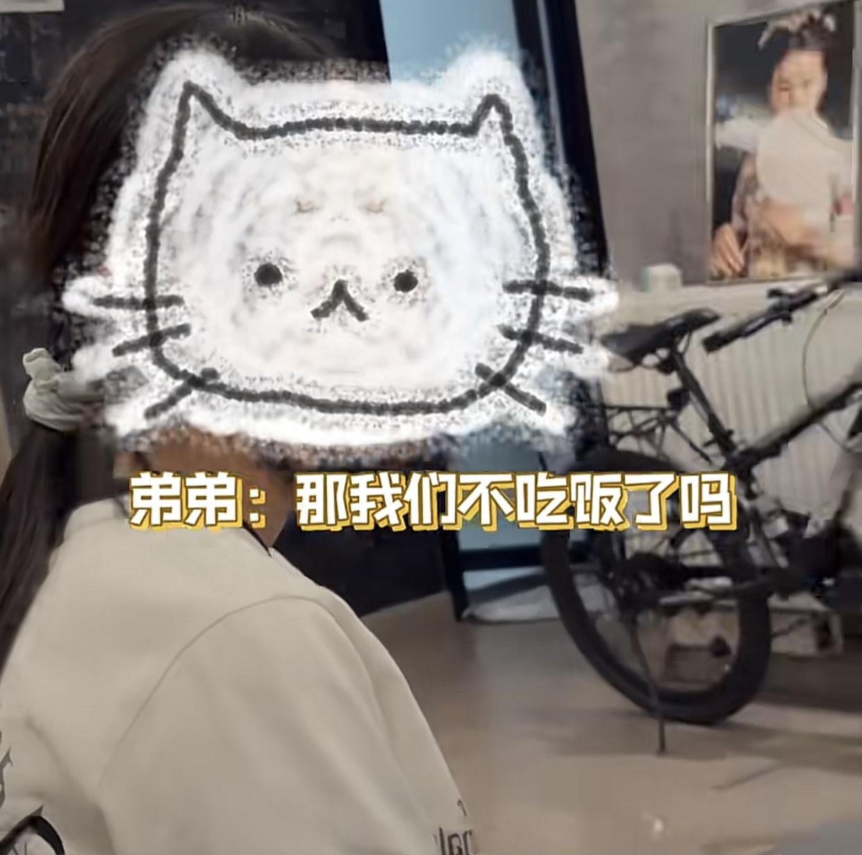 同样是一个屋檐下养大的，弟弟把妈妈当成不能断供的做饭机器，女儿却一眼看穿她只是个