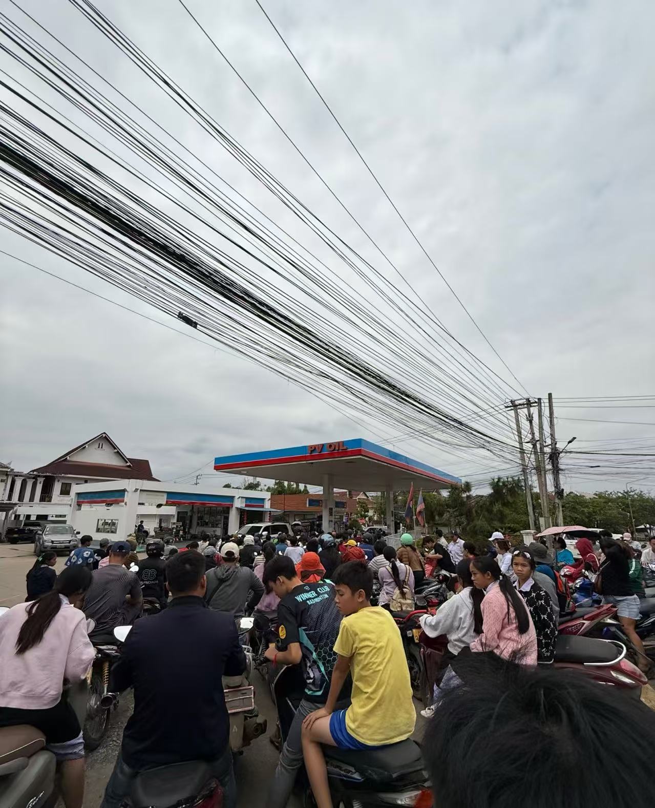 刷到很多国家已经开始玩命排队加油了，真是应了那句话：“大炮一响，石油万辆”！这回