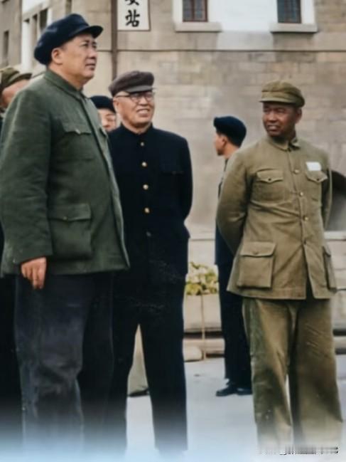 • “为人民服务”：短短五个字，凝聚了中国共产党的根本宗旨，至今仍是无数人坚守的