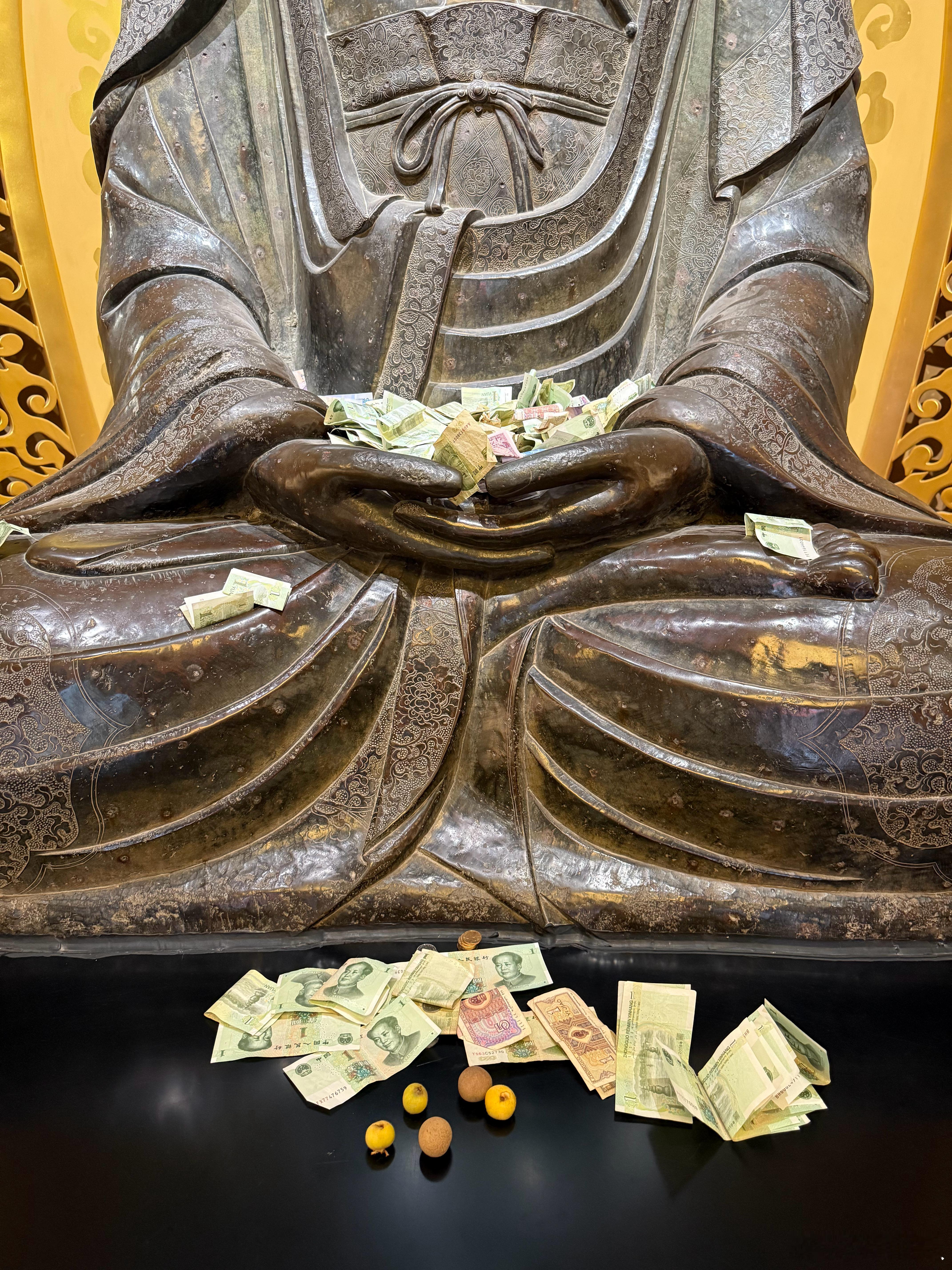 要是在寺庙里还可以理解，堂堂咸阳博物院，这不管？也没人清理？ 